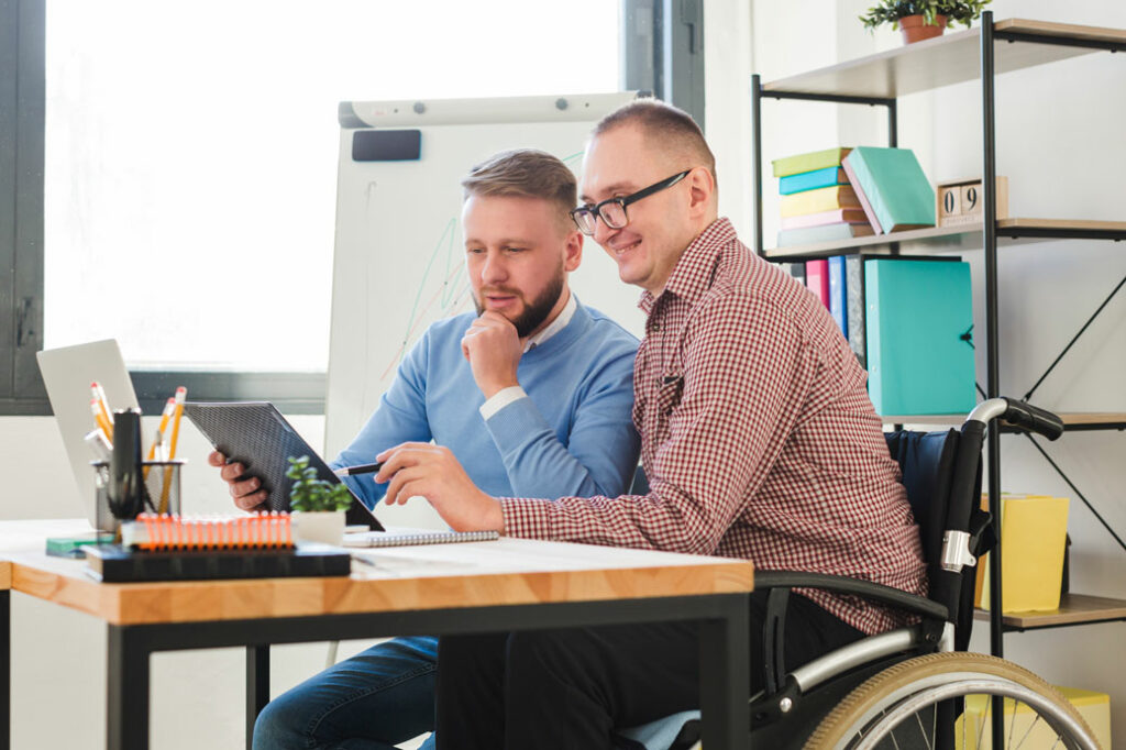 hombre-discapacitado-sonriendo-trabajando-oficina