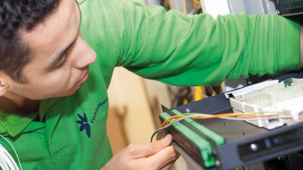 Conéctate al futuro: Cablemel revoluciona la conexión en Melilla con menos incidencias y más velocidad 2 cablemel-tecnico