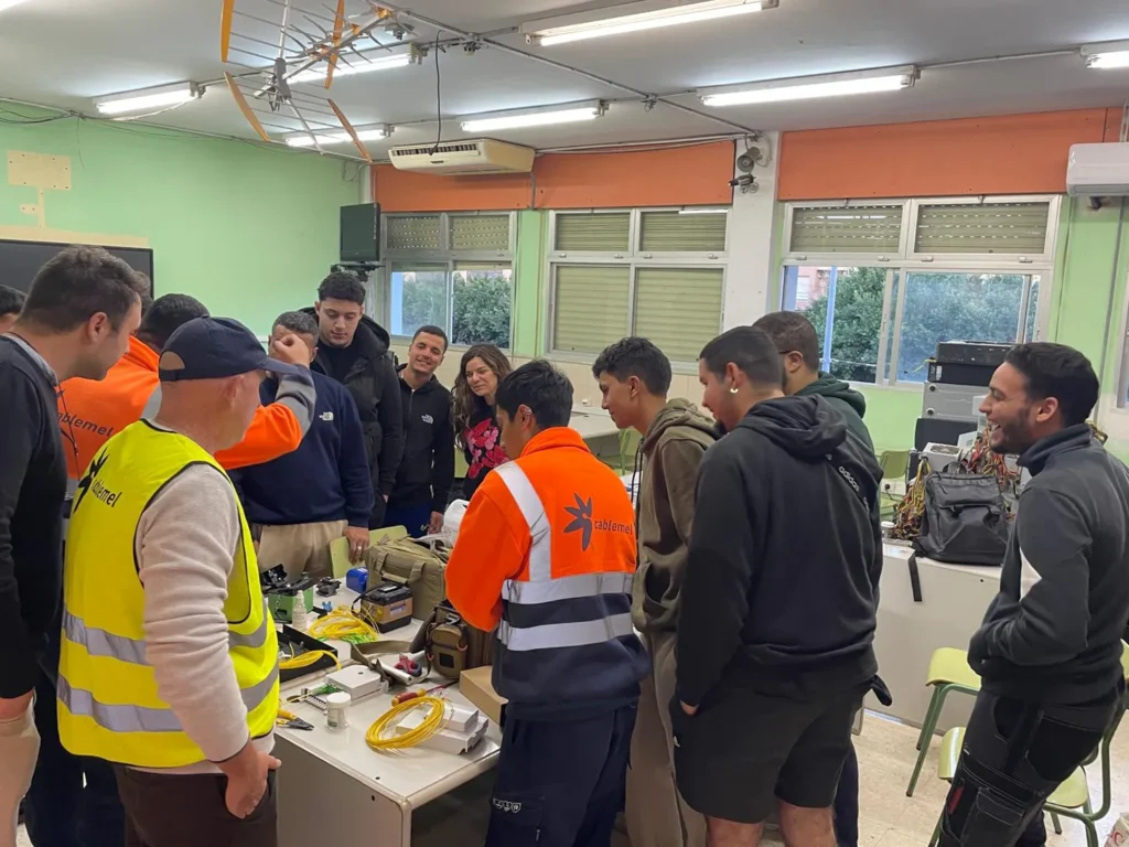 Cablemel conecta presente y futuro con una demostración de fibra óptica en la FP de Melilla